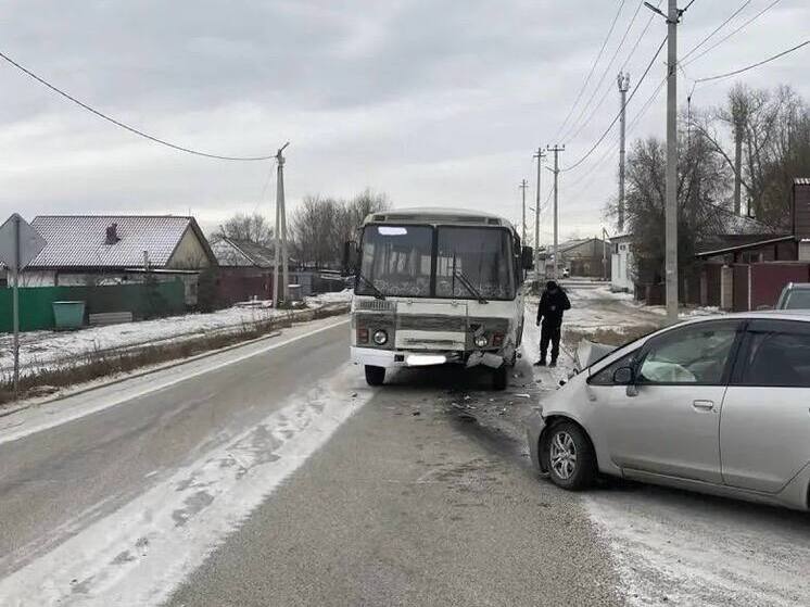 Жительница Черногорска переломала пальца и ребра, не пропустив автобус