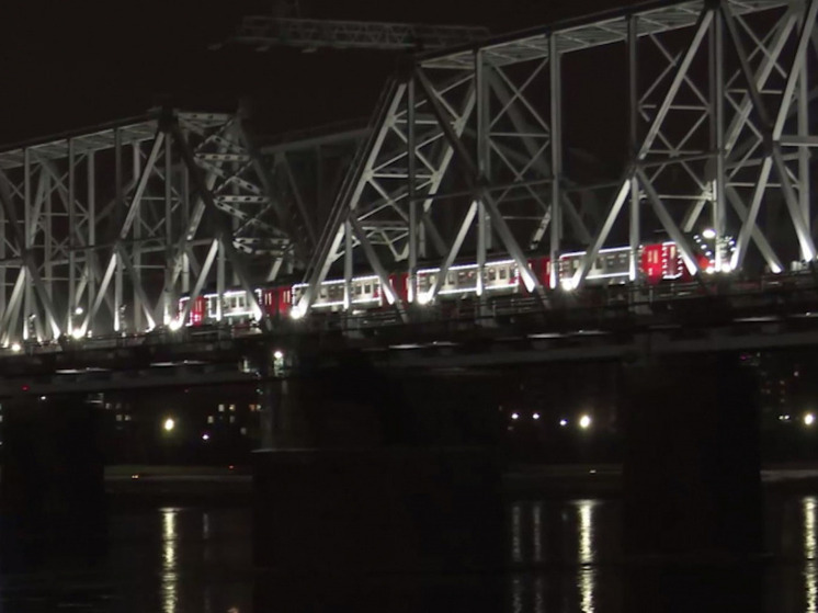 Из Красноярска в Дивногорск запустили праздничную «сияющую» электричку