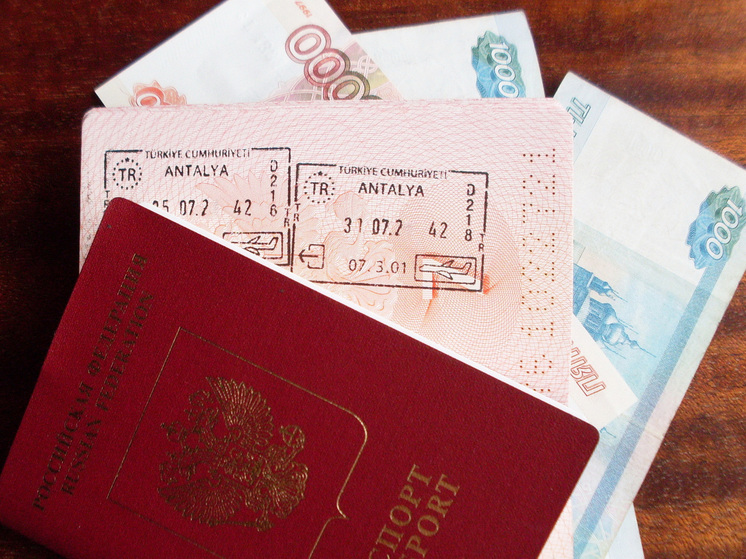 Большинство саратовцев получают загранпаспорта старого образца