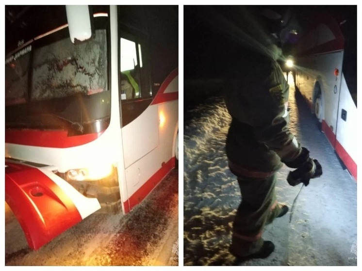 Пассажирский автобус сломался посреди алтайской трассы в сильный мороз