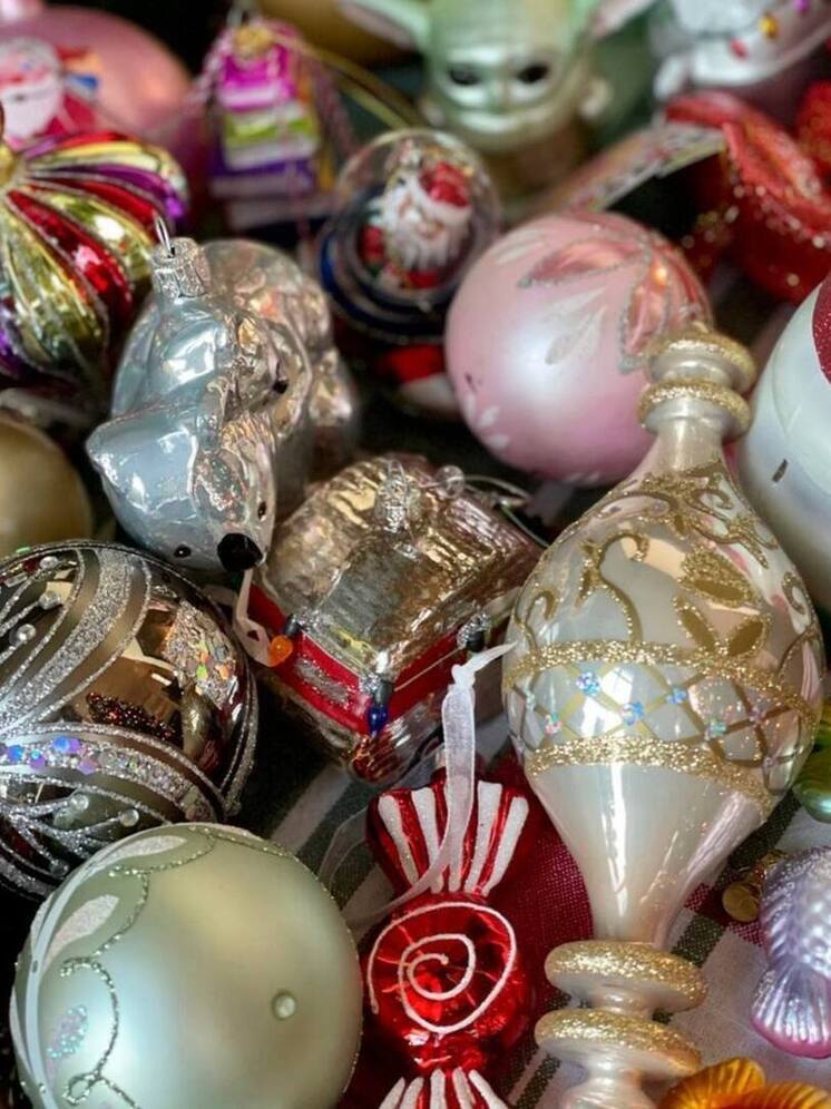 «Новогодний винтаж»: в Нижневартовске открылась выставка старинных ёлочных украшений