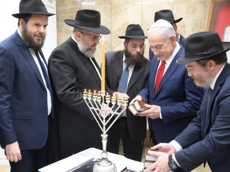 Премьер-министр Биньямин Нетаниягу зажёг восьмую ханукальную свечу с посланниками ХАБАДа
