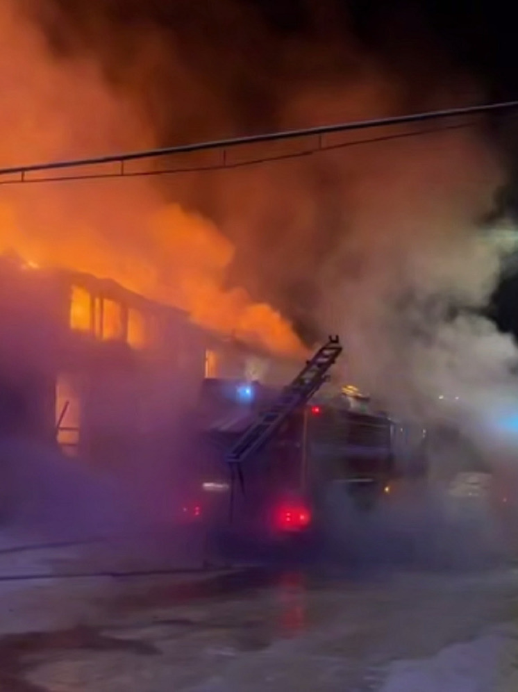 5 человек пострадали при пожаре в доме в Тарко-Сале