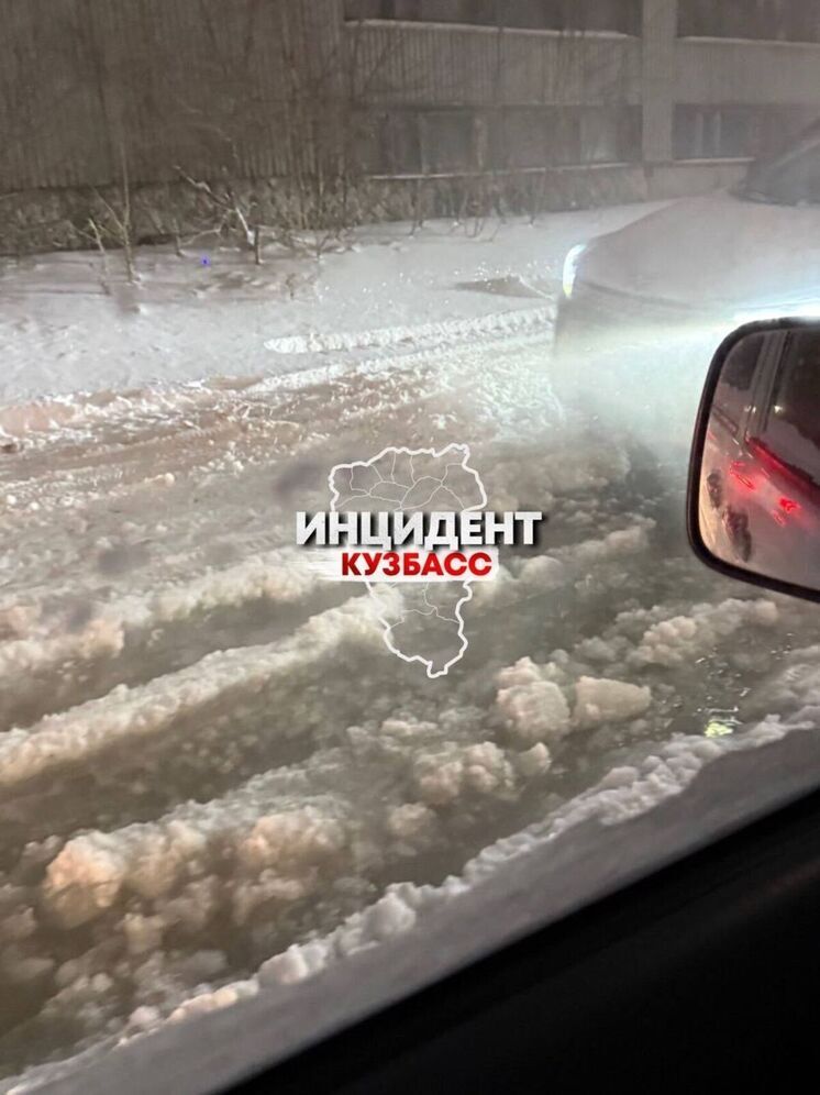 Вода в Кемерове вышла на проезжую часть и парализовала движение в центре города