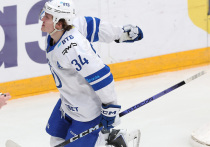 «Динамо» в гостях обыграло ЦСКА в серии буллитов со счётом 1:0. В основное время и овертайм шайб заброшено не было; решающий буллит выполнил Артём Ильенко — впервые за «Динамо» в официальном матче. Ильенко отметил ключевую роль вратаря Владислава Подъяпольского, признал спад результативности после Кубка Первого канала, но подчеркнул постепенное возвращение в ритм. Игорь Никитин, главный тренер ЦСКА, акцентировал необходимость перевода игровых преимуществ в конкретный результат.