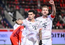 21 декабря 2025 года «Бавария» разгромила «Хайденхайм» со счётом 4:0 в 15-м туре Бундеслиги. Голы забили Станишич, Олисе, Диас и Кейн (19-й в сезоне). «Бавария», выигравшая 13 из 15 матчей и не проигрывающая в гостях в 2025 году, ушла на зимний перерыв с 41 очком и девятиочковым отрывом от дортмундской «Боруссии». «Хайденхайм» с 11 очками занимает 17-е место. Чемпионат возобновится 9 января 2026 года.