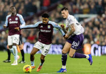 21 декабря 2025 года «Астон Вилла» одержала седьмую победу подряд в Премьер-лиге, выиграв у «Манчестер Юнайтед» со счётом 2:1. Оба гола забил Морган Роджерс (45', 57'). «Юнайтед» сумел сравнять счёт перед перерывом усилиями Матеуса Куньи, но потерял капитана Бруно Фернандеша из-за травмы. «Вилла» поднялась на третье место с 36 очками, уступая лишь «Арсеналу» (39) и «Манчестер Сити» (37)