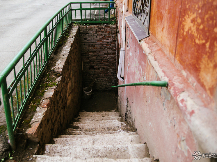 Жители Кузбасса выразили недовольство в связи с подтоплением подвального помещения в многоквартирном доме