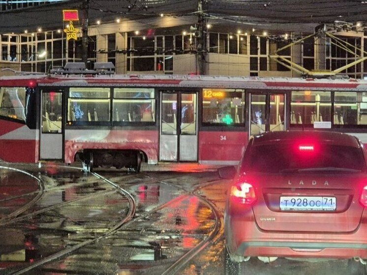 Трамвай сошёл с рельсов на пересечении улиц Советской и Оборонной в Туле