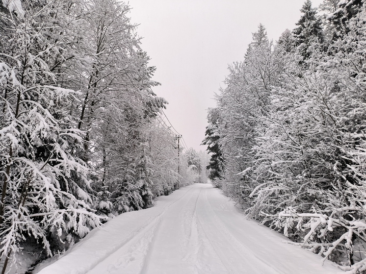 В Якутии в пургу ищут пропавшего снегоходчика