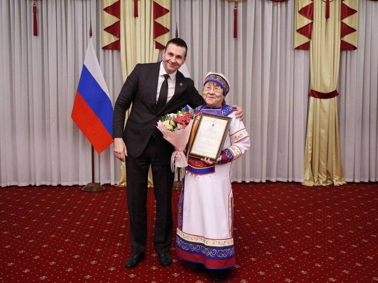 Демешин отметил талантливую мастерицу декоративно-прикладного искусства