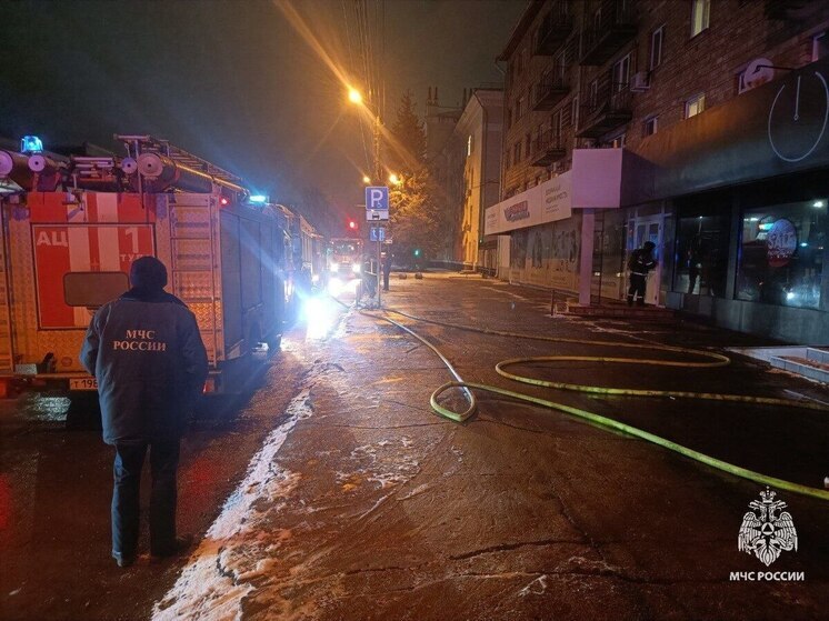 Тульские пожарные эвакуировали жильцов из пятиэтажки и потушили магазин