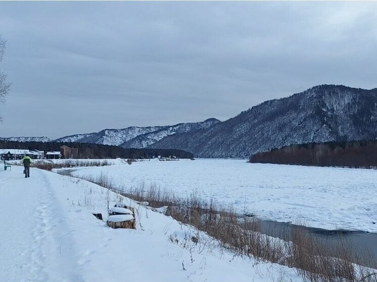 Случайные прохожие помогли рыбаку из Абазы не утонуть