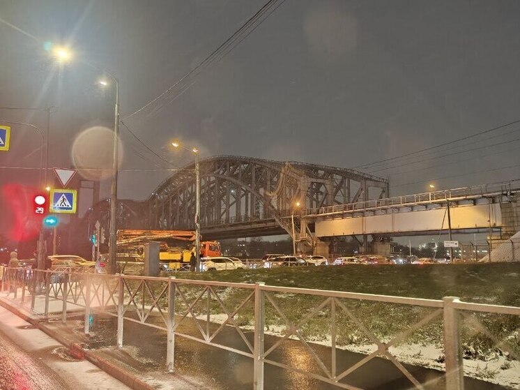 В Петербурге утром в понедельник вместе с гололедом пришли и дорожные заторы