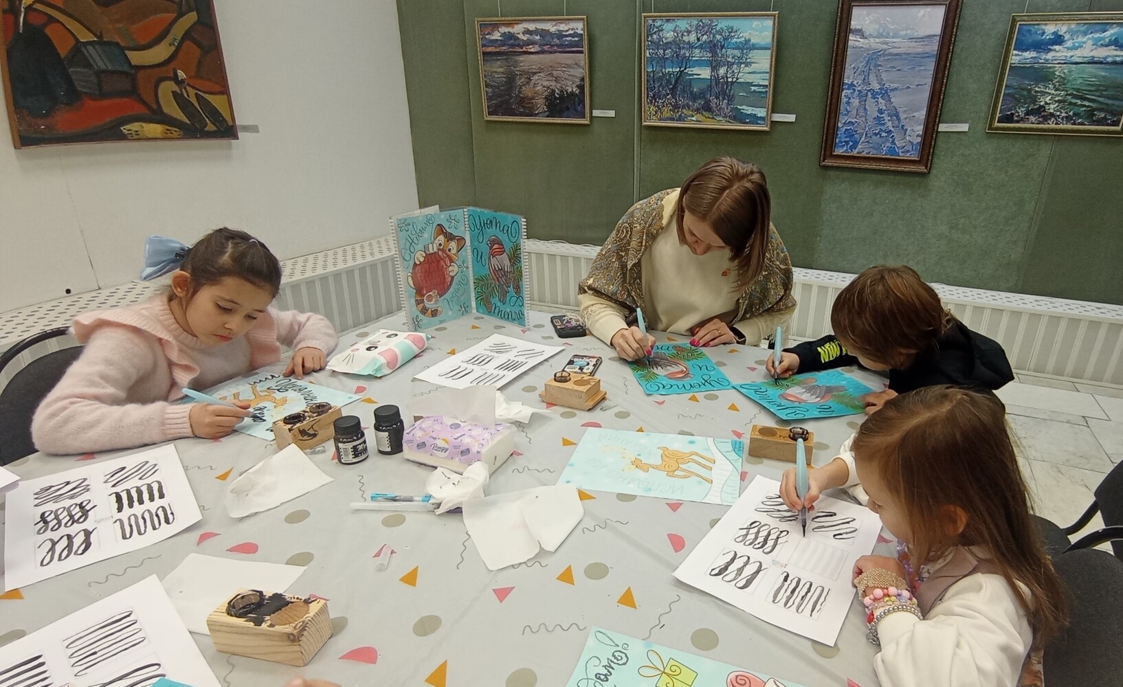 Оцените, как взрослые и юные хабаровчане учились каллиграфически писать