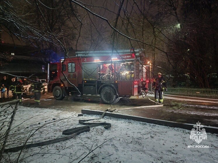 В Суворове огонь в пятиэтажке привел к гибели человека, личность устанавливается