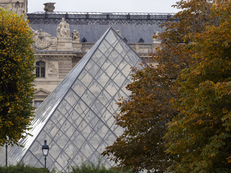 BFMTV: 19 октября из Лувра за 4 минуты похитили 8 тысяч алмазов и 200 жемчужин