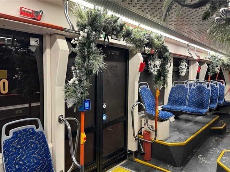 В Красноярске на линию вышли празднично украшенные новогодние троллейбус и трамвай