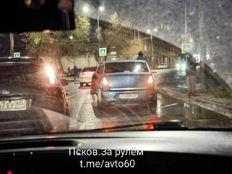 На площади Победы "Логан" и "Веста" не поделили поворот на Кузнецкую