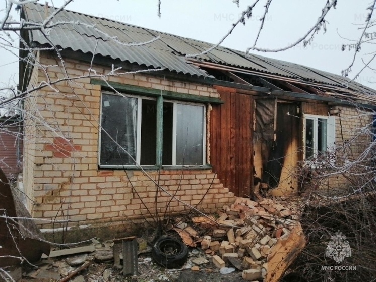 В Орловской области из-за короткого замыкания проводки случился пожар в доме