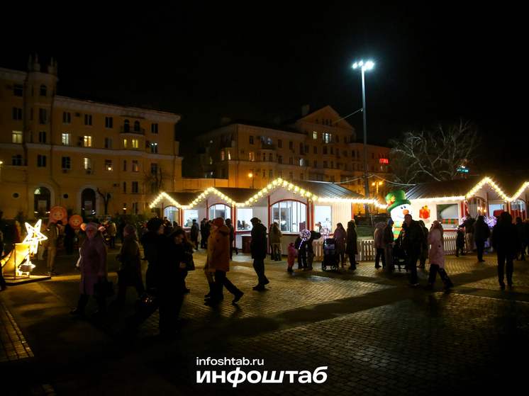 Астрахань готовится к Новому году: в городе зажигают огни и открывают ледовые площадки