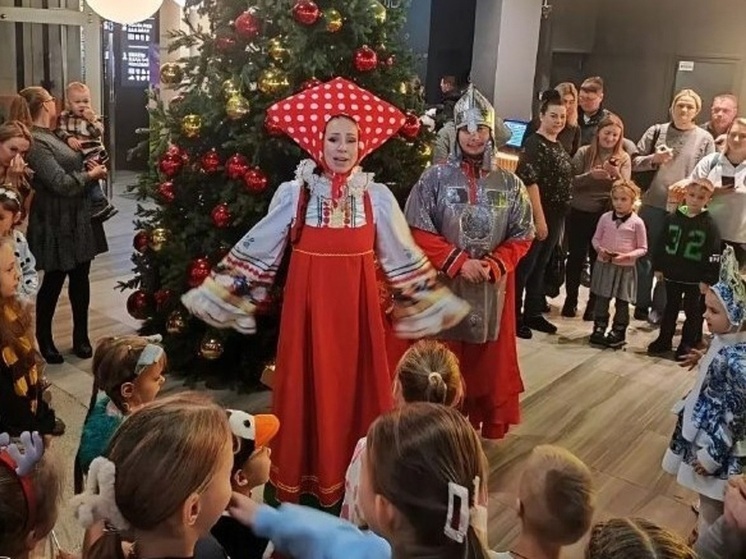 Елка и подарки: новогодние мероприятия для детей проходят во всех районах Владивостока