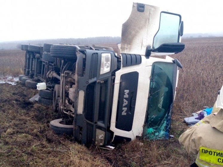 Водитель фуры съехал в кювет и перевернулся на трассе Курск-Фатеж