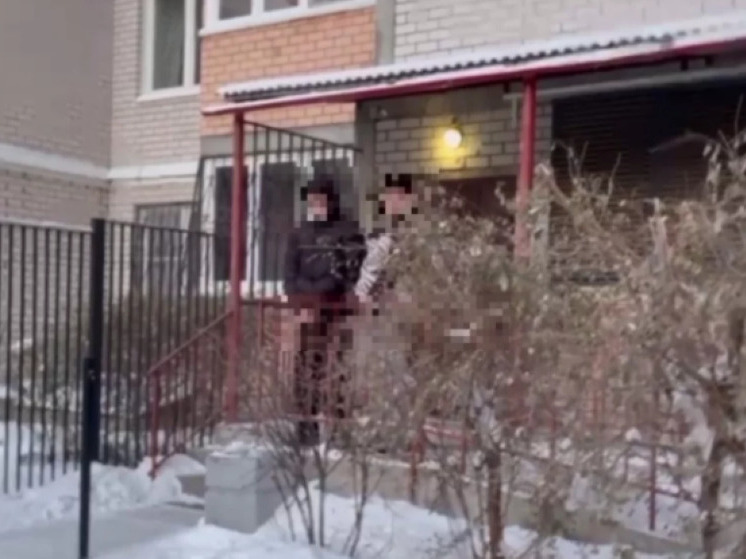 Пьяные читинцы помочились с крыльца многоэтажного дома на глазах прохожих