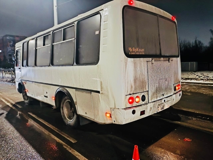 Водитель автобуса в Вологде зажал дверьми пассажирку, а затем наехал на нее