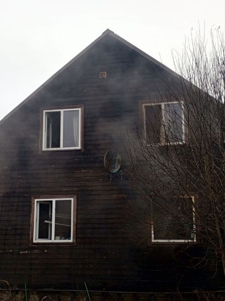 В выходные пожарные Карабанова отстояли двухэтажный дом