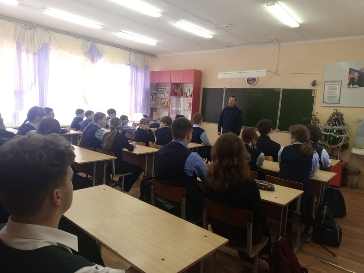 О важности соблюдения закона рассказал школьникам сотрудник СУ СК по Орловской области