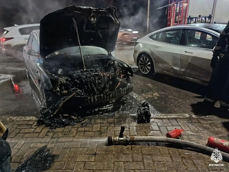 Огнеборцы тушили горящий автомобиль в Твери