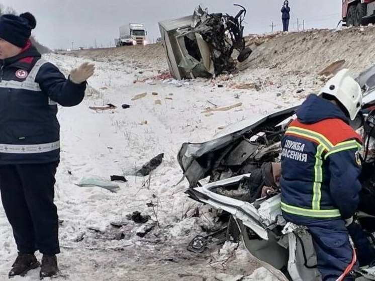 Тройное ДТП на саратовской трассе: спасатели вызволяли водителя из искореженной машины