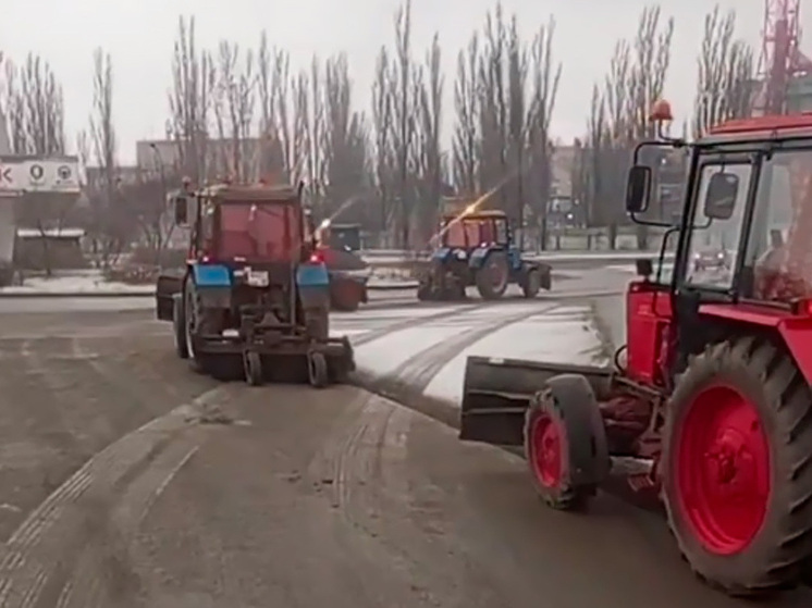 В Липецке на очистку дорог вышли 50 единиц спецтехники и 100 дворников