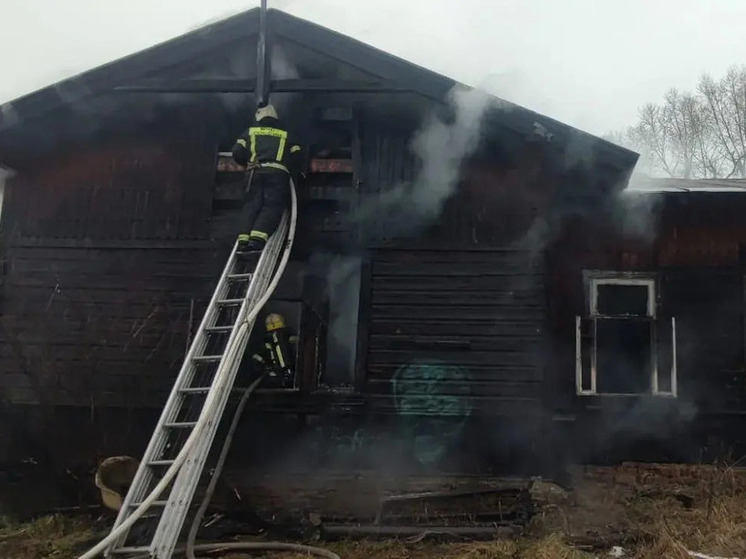 Костромские пожары: заброшенный дом сгорел в Буе