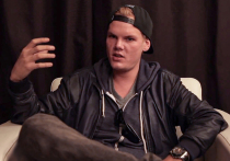 Покончивший с собой в 2018 году на отдыхе в гостевом доме в Омане шведский супердиджей Avicii (Тим Берлинг), которому тогда было 29 лет, по-прежнему остается одним из культов клубной музыки, его треки продолжают слушать, использовать и покупать, оттого иск его бывшего менеджера Эша Пурнури к компаниям, владеющим наследием покойного, вызвал форменный шквал в музыкальных новостных лентах и комментариях не только в Швеции, но по всей Европе