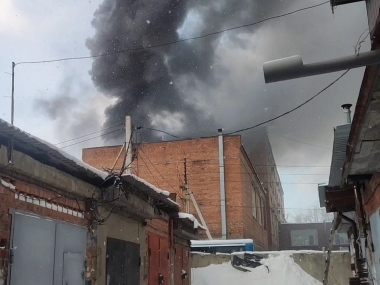 В Иркутске горит пристрой на улице Ширямова