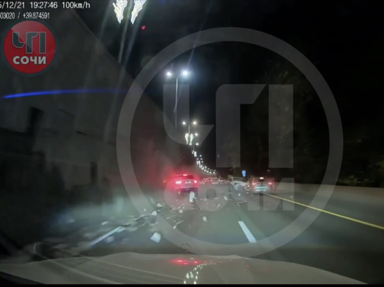 Соцсети: В Сочи водитель легковушки протаранил две машины