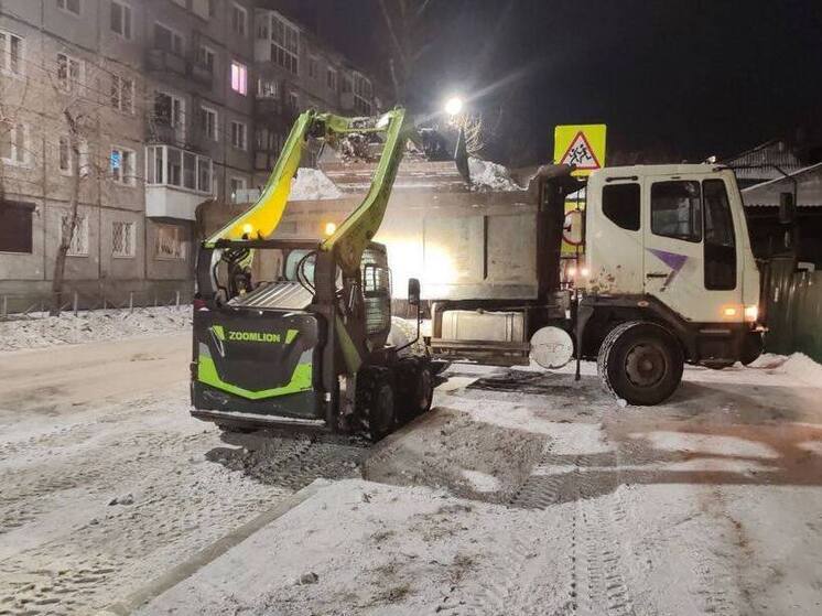 В Иркутске за выходные вывезли более 4,2 тысячи тонн снега и обработали дороги противогололёдными материалами