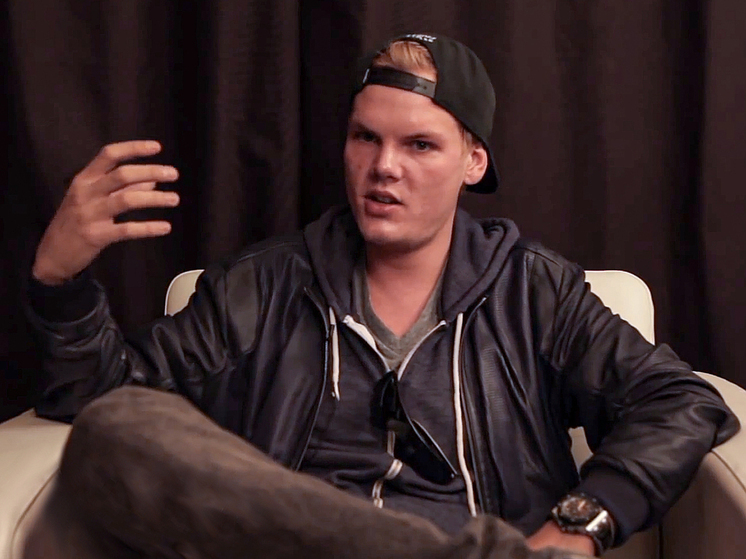 Покончивший с собой в 2018 году на отдыхе в гостевом доме в Омане шведский супердиджей Avicii (Тим Берлинг), которому тогда было 29 лет, по-прежнему остается одним из культов клубной музыки, его треки продолжают слушать, использовать и покупать, оттого иск его бывшего менеджера Эша Пурнури к компаниям, владеющим наследием покойного, вызвал форменный шквал в музыкальных новостных лентах и комментариях не только в Швеции, но по всей Европе