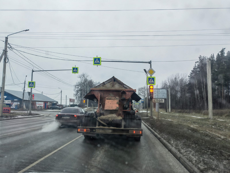 В преддверии похолодания на улицах Костромы усилили противогололедную обработку