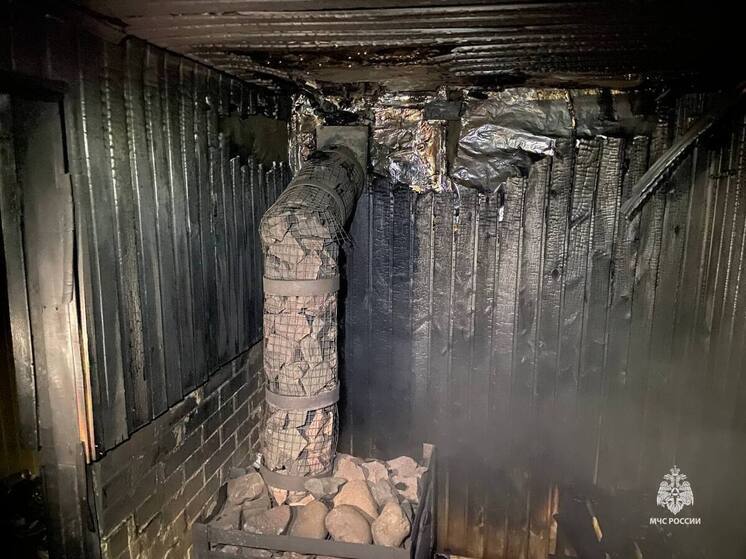 В Валуйках из-за неисправности дымовой трубы загорелась баня