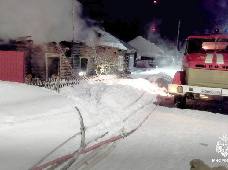 Томские огнеборцы ликвидировали крупный пожар в жилом доме в селе Курлек
