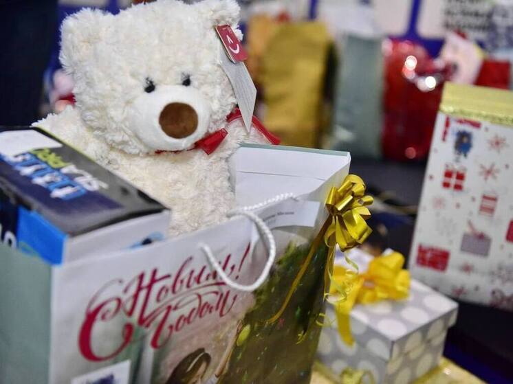 Ямальские медики вручили подарки 50 детям в стационарах Салехарда