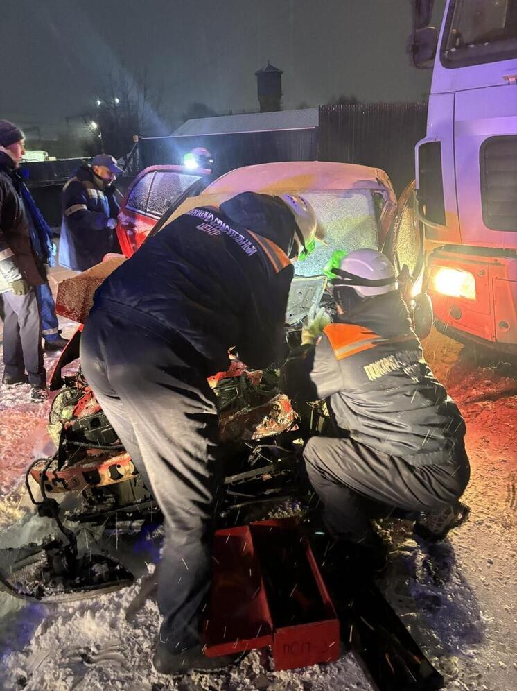 Пензенские спасатели вытащили ребёнка из легковушки после столкновения с бензовозом