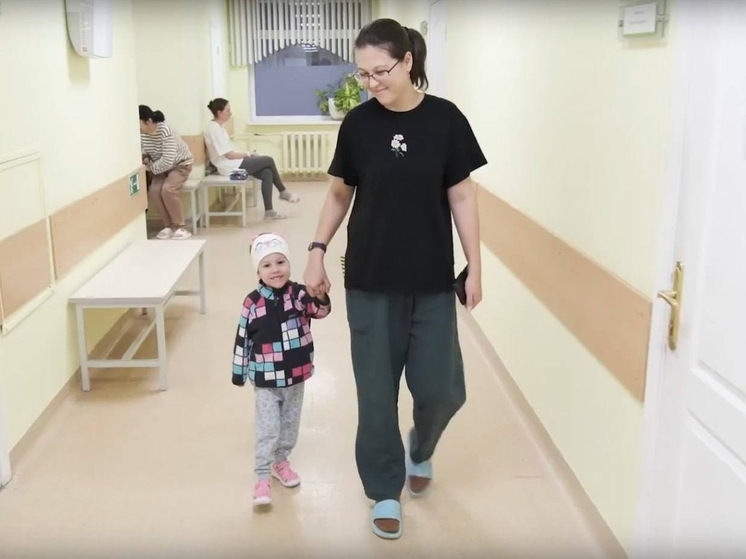 В Уфу вернулась трехлетняя девочка, которую выбросил из окна отец