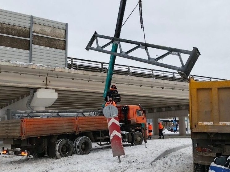 В Тюмени на улице Пермякова произошло ДТП с участием самосвала