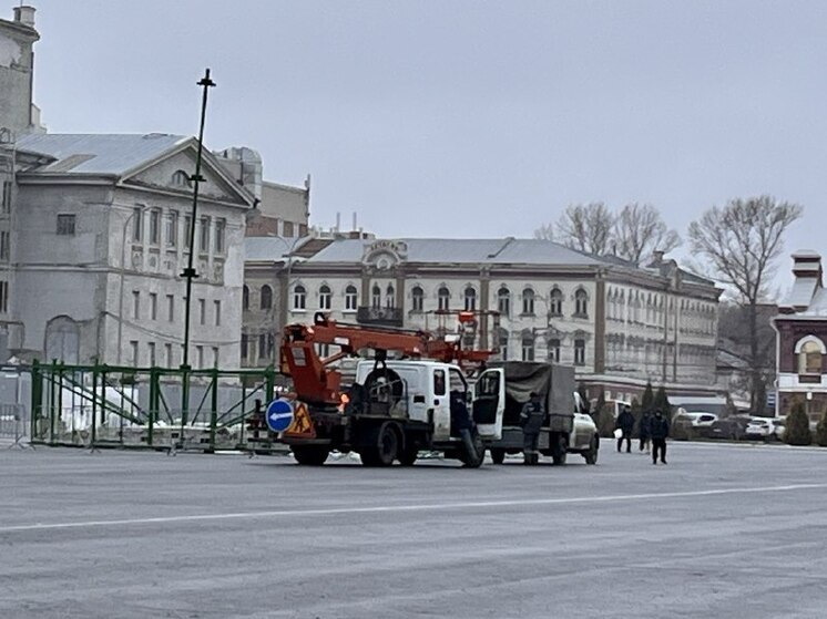 На главной площади Саратова началось восстановление рухнувшей новогодней ели