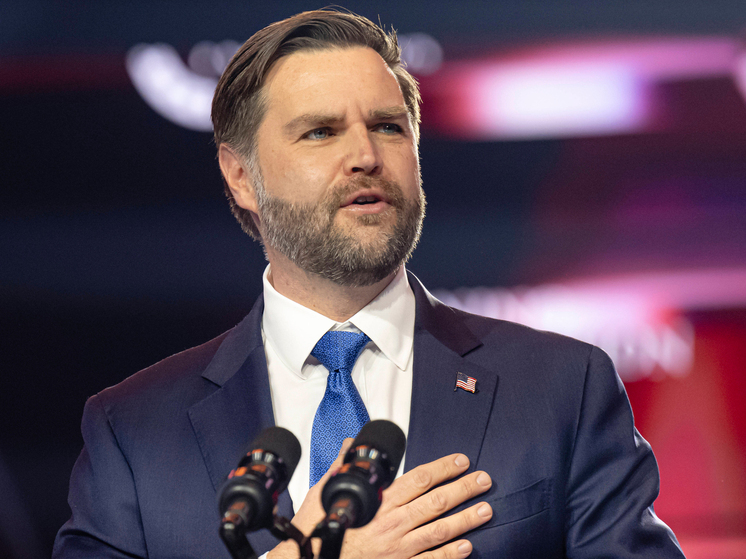 Джей Ди Вэнс в резкой форме осудил комментарии о своей супруге Уше