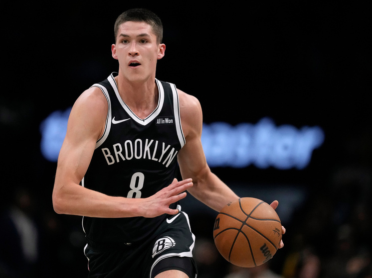 19-летний российский баскетболист Егор Дёмин провёл очередной результативный матч в своей ещё очень юной карьере в НБА. В домашней встрече «Бруклин Нетс» против «Торонто Рэпторс», прошедшей в ночь с 18 на 19 декабря по московскому времени, он набрал 16 очков, совершил пять подборов, три передачи и два перехвата, а его показатель эффективности составил впечатляющие +24. Главное — именно в решающей четверти Дёмин проявил лидерские качества, став катализатором победы своей команды со счётом 96:81.